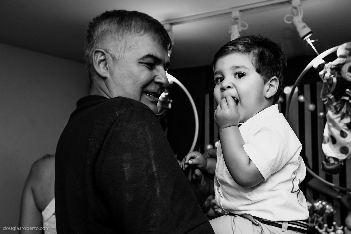 menino comendo doce pela primeira vez